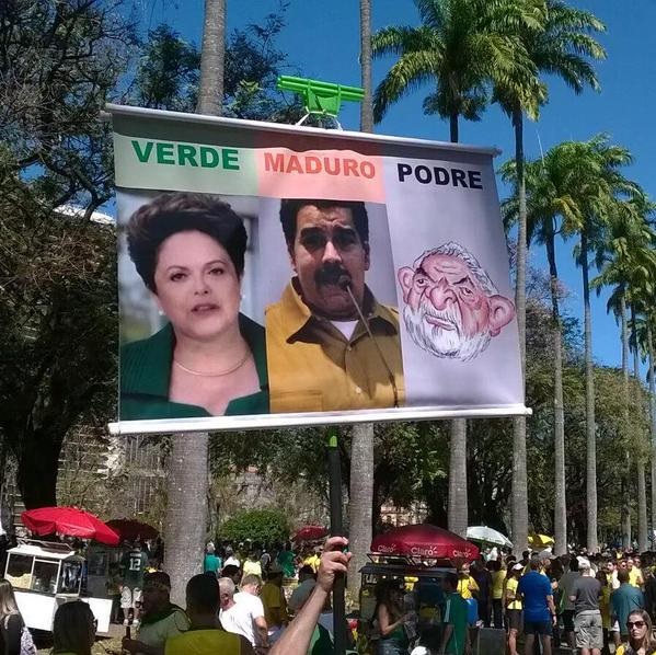 A Maduro también le “dieron lo suyo” en las protestas en Brasil (fotos)