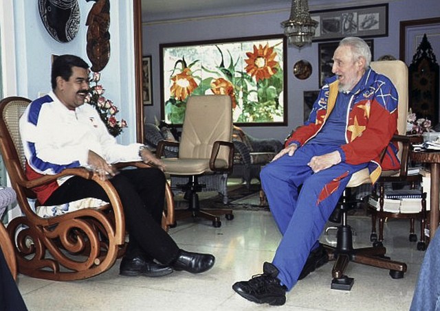 This handout picture released by Cuba Debate shows Venezuelan President Nicolas Maduro (L) speaking with former Cuban leader Fidel Castro during a visit to Havana on August 19, 2014. Maduro was in Cuba to visit Castro, who turned 88 last week. AFP PHOto/CubaDebate