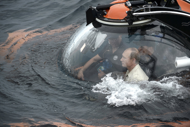 Russian President Vladimir Putin (front) is seen inside a research bathyscaphe while submerging into the waters of the Black Sea as he takes part in an expedition near Sevastopol, Crimea, August 18, 2015. REUTERS/Alexei Nikolsky/RIA Novosti/Kremlin ATTENTION EDITORS - THIS IMAGE HAS BEEN SUPPLIED BY A THIRD PARTY. IT IS DISTRIBUTED, EXACTLY AS RECEIVED BY REUTERS, AS A SERVICE TO CLIENTS.        TPX IMAGES OF THE DAY