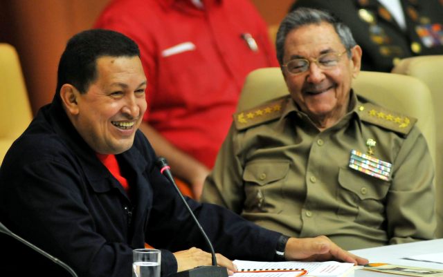 HAB111 LA HABANA, (CUBA) 08/11/2010.- El presidente venezolano, Hugo Chávez (i), pronuncia un discurso junto a su homólogo cubano Raúl Castro (d), hoy, lunes 8 de noviembre del 2010, de un acto realizado en el Palacio de Convenciones de La Habana (Cuba) para recordar el Décimo Aniversario del Convenio Integral de Cooperación Cuba-Venezuela. EFE/Stringer