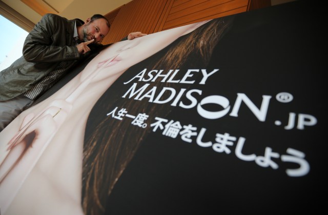 En esta imagen de archivo, tomada el 1 de abril de 2014, el director ejecutivo de Avid Life Media Inc., que opera AshleyMadison.com, posa durante una sesión de fotos en Tokio. Piratas informáticos anunciaron una filtración masiva de datos de usuarios de Ashley Madison, una web de contactos especializada en infidelidades. (Foto AP/ Eugene Hoshiko, File)