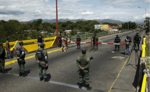 LA FOTO: ¿Peligrosísima frontera de las dos Corea?… NO, esto es entre hermanos venezolanos y colombianos
