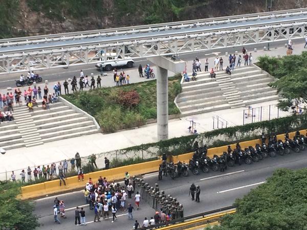 Habitantes de Petare trancaron la Francisco Fajardo (Fotos)