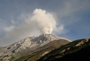 Volcán peruano Ubinas dispersa cenizas en un radio de diez kilómetros