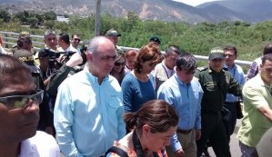 Comitiva del Gobierno colombiano en la frontera fue abucheada “Uribe, Uribe” les gritaban (video)