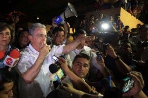 Uribe compara deportación de colombianos por gobierno de Venezuela con holocausto judío