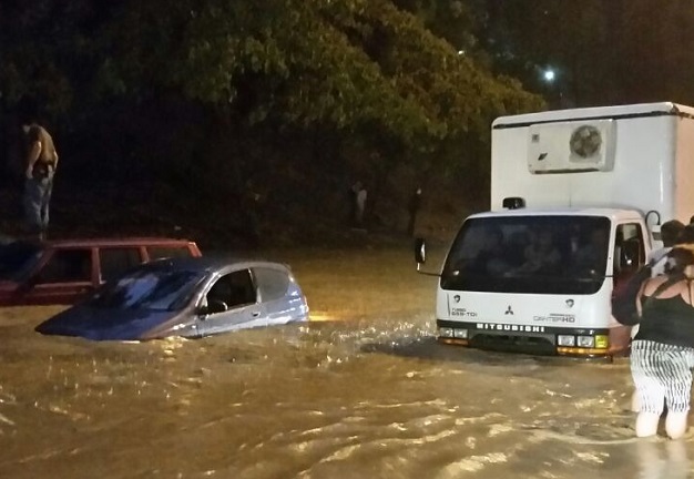 Desbordado el río El Valle en la autopista Valle-Coche (fotos)