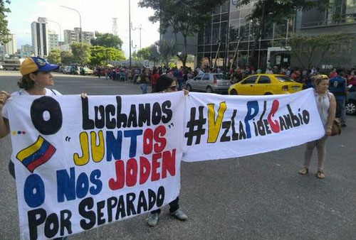 “El pueblo hace colas, los enchufados hacen real”, así protestan en Valencia  #VzlaPideCambio (FOTOS)