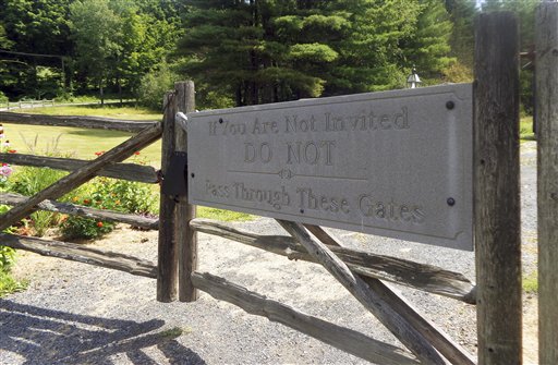 Foto: Cartel en la entrada de la propiedad de Bill Cosby en Shelburne, Massachussetts, dice: "Si no fue invitado, NO pase esta verja". Los residentes del pueblo dicen que Cosby y su familia han pasado gran parte del verano, como acostumbran, en la recóndita propiedad que compraron en el área en la década de 1970. (AP Foto/Philip Marcelo)