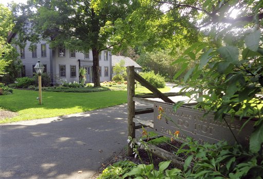 Foto: La entrada a la propiedad de Bill Cosby en Shelburne, Massachussetts, con un cartel que dice: "Si no fue invitado, NO pase esta verja". Los residentes del pueblo dicen que Cosby y su familia han pasado gran parte del verano, como acostumbran, en la recóndita propiedad que compraron en el área en la década de 1970. (AP Foto/Philip Marcelo)