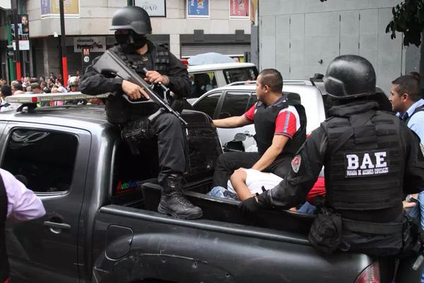 Dos muertos y siete detenidos durante allanamiento a edificio en la Av Urdaneta