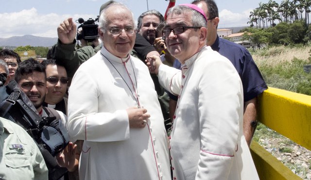 El abrazo de los obispos en el  puente internacional Simón Bolívar (foto)