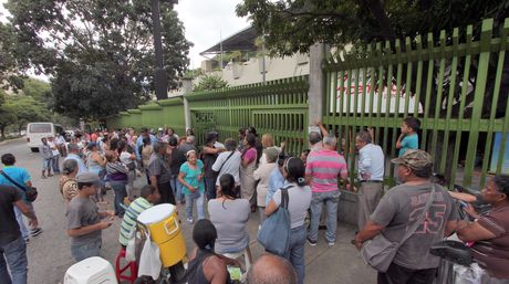 Ayer antes de las 5:00 am ya había cientos de personas fuera del Abasto Bicentenario de Macaracuay (Foto El Nacional)