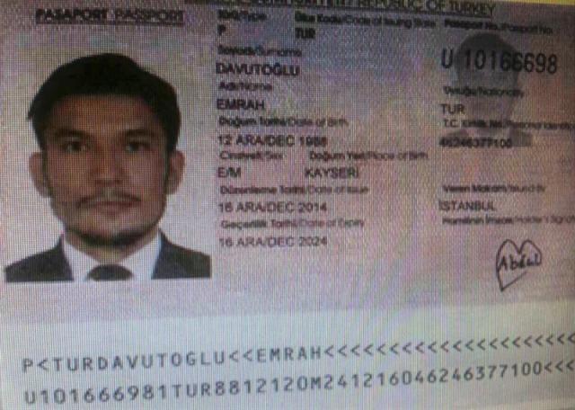 Fotografía facilitada por la Policía tailandesa que muestra el pasaporte de un hombre identificado como Emrah Davutoglu, presuntamente vinculado con los dos detenidos por el atentado con bomba que el 17 de agosto mató a 20 personas en Bangkok. El jefe de la policía tailandesa, Prawut Thavornsiri, identificó al hombre como Emrah Davutoglu, marido de la tailandesa también reclamada por la justicia y propietaria del apartamento donde el pasado sábado se produjo la primera de las detenciones.EPA/POLICÍA TAILANDIA