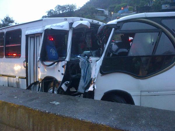 Dieciocho heridos dejó choque de autobuses en la Caracas-Guarenas (Fotos)