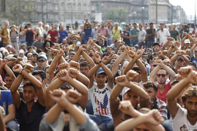  Inmigrantes participan en una protesta ante la estación de trenes de Keleti en Budapest, Hungría, hoy, 3 de septiembre de 2015. Un tren abarrotado de refugiados partió hoy de Budapest hacia la ciudad de Sopron, en el noreste de Hungría, junto a la frontera con Austria. Muchos de los refugiados esperan que, una vez lleguen a Sopron, puedan cruzar la frontera austríaca y desde allí continuar viaje a Alemania. EFE/ZSOLT SZIGETVARY PROHIBIDO SU USO EN HUNGRÍA