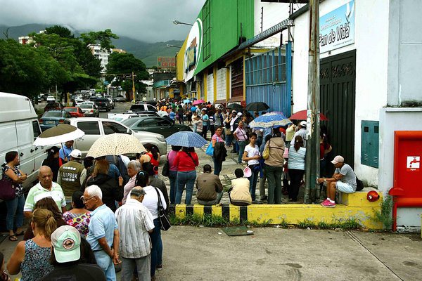 Llegan los productos pero siguen las colas, la resistencia humana y las quejas de la gente