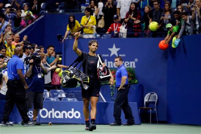 El español Rafael Nadal sale de la cancha tras perder ante Fabio Fognini en el US Open el sábado, 5 de septiembre de 2015, en Nueva York.  (AP Photo/Julio Cortez)