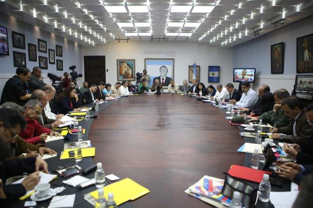 El presidente venezolano, Nicolás Maduro (6d), participa en un consejo de ministros de su gabinete hoy, lunes 7 de septiembre de 2015, en Caracas (Venezuela). El presidente de Colombia, Juan Manuel Santos, dijo hoy que aceptó un ofrecimiento de Uruguay para mediar en la crisis fronteriza con Venezuela y facilitar un diálogo con su colega de ese país, Nicolás Maduro. EFE/PRENSA MIRAFLORES