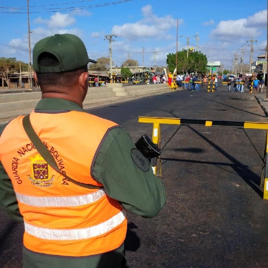 Militares refuerzan vigilancia en las trochas tras cierre de paso peatonal por los puentes