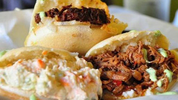 “I like this arepa!”: El sabor criollo hace que los gringos olviden las hamburguesas (Video)