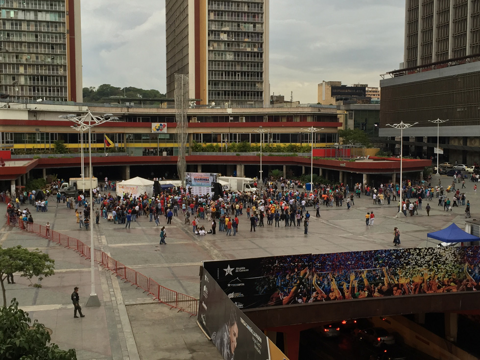 FOTO: Chavistas siguen en la plaza Diego Ibarra tras agresiones a opositores