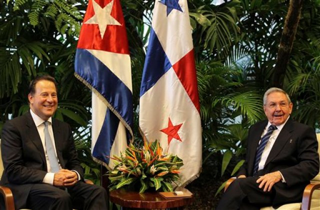 El presidente de Panamá, Juan Carlos Varela, izquierda, y el mandatario cubano Raúl Castro posan para la foto en el Palacio de la Revolución, La Habana, Cuba, 9 de septiembre de 2015. Panamá y Cuba firmaron un acuerdo migratorio el jueves 10 de septiembre de 2015, mediante el cual se flexibilizará el otorgamiento de visas a los cubanos que deseen viajar a ese país centroamericano, además se establecerá un mecanismo migratorio para el intercambio de información de seguridad para prevenir la migración ilegal y el tráfico de personas. (Alejandro Ernesto, Pool via AP)