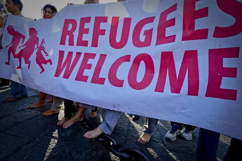 Miles de italianos se descalzan en solidaridad con refugiados (Fotos)