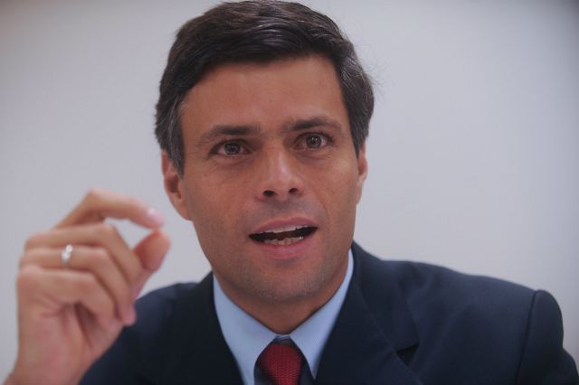 Fotografía de archivo del 6 de octubre de 2011 del dirigente opositor venezolano Leopoldo López, quien fue condenado a 13 años y 9 meses de prisión por el tribunal que le juzga en primera instancia, informaron fuentes de su partido, Voluntad Popular (VP) el jueves 10 de septiembre de 2015. EFE/FERNANDO BIZERRA JR