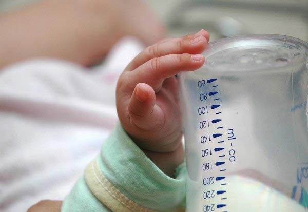 La leche entera es perjudicial para los niños menores de un año