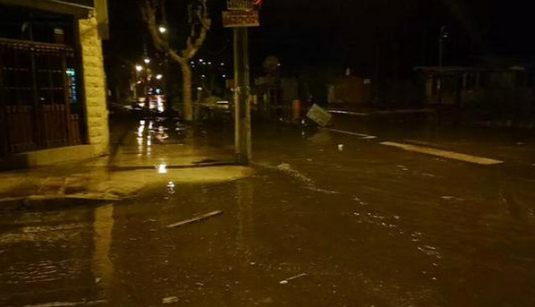 FOTOS y VIDEO: Las olas del tsunami en Chile inundan las calles