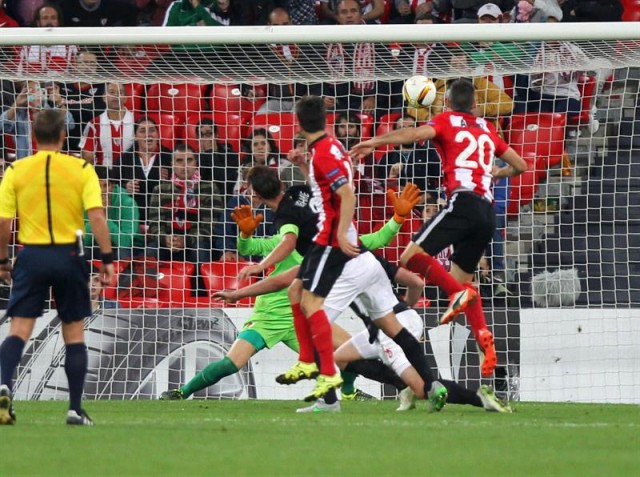  El delantero del Athletic de Bilbao Aduriz (d) marca el segundo gol ante el Augsburgo, durante el partido de la primera jornada de la fase de grupos de la Liga Europa que disputan esta noche en el estadio de San Mamés, en Bilbao. EFE/Luis Tejido