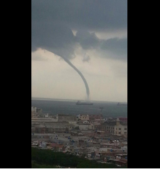 Reportan la formación de una “manguera” en el Lago de Maracaibo (Foto)