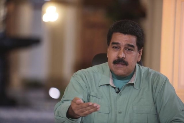 Foto: El presidente de Venezuela, Nicolás Maduro, y el rey Salman de Arabia Saudita discutieron en una conversación telefónica sobre el fortalecimiento del rol de la OPEP y la estabilización de los precios del crudo, dijo la noche del sábado la cancillería venezolana. En la imagen, Maduro durante una alocución televisiva en Caracas. 16 septiembre 2015. REUTERS/Palacio Miraflores/Handout via Reuters