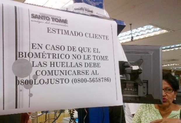 En el Santo Tomé un cartel avisa que las personas con problemas con el sistema biométrico deben llamar al 0800LOJUSTO / Correo del Caroní