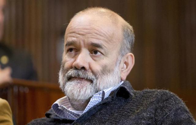 Fotografía de archivo del 2 de septiembre de 2015 del extesorero del gobernante Partido de los Trabajadores (PT) Joao Vaccari durante un interrogatorio de la comisión del Congreso brasileño en Curitiba (Brasil). Vaccari fue condenado hoy a quince años y cuatro meses de prisión por su implicación en la red de corrupción que operó en la empresa estatal Petrobras, informaron fuentes judiciales. EFE/Hedeson Alves