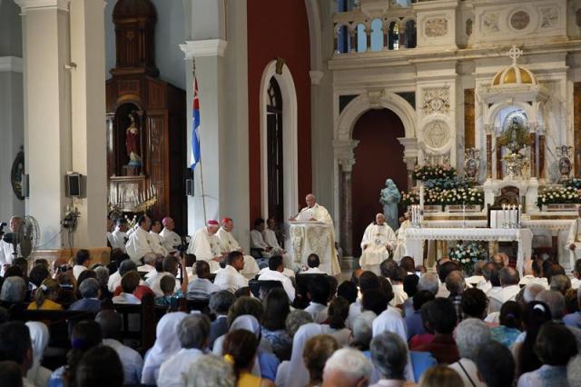 El papa Francisco (c) oficia una misa hoy, martes 22 de septiembre de 2015, en la Basílica Menor del Santuario de Nuestra Señora de la Caridad del Cobre en Santiago (Cuba). El papa Francisco instó a "sembrar reconciliación" en su última homilía antes de abandonar hoy Cuba y dijo en una misa en el santuario de la patrona de la isla que la Iglesia quiere "tender puentes" y "romper muros". Francisco añadió que los creyentes son invitados "generación tras generación" a renovar su fe, a vivir lo que denominó la "revolución de la ternura", en una misa en la basílica de la Virgen de la Caridad del Cobre a la que asistió el presidente cubano, Raúl Castro. EFE/Orlando Barría