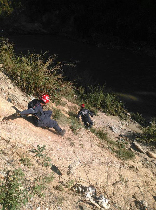 Continúa búsqueda de niño que fue lanzado por su padrastro al Guaire (Fotos)