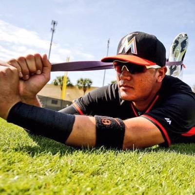 Freddy Galvis triplicó y Miguel Rojas la desapareció