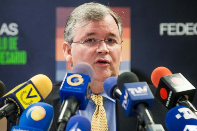 CAR03. CARACAS (VENEZUELA), 26/08/2015.- El presidente de la principal patronal venezolana (Fedecámaras), Fernando Martínez, ofrece una rueda de prensa hoy, miércoles 26 de agosto de 2015, en Caracas (Venezuela). Martínez advirtió hoy de un "impacto severo" en la economía del país derivado del cierre de una parte de la frontera con Colombia, tras ser decretado un estado de excepción en esa zona por parte del Ejecutivo. EFE/Miguel Gutiérrez