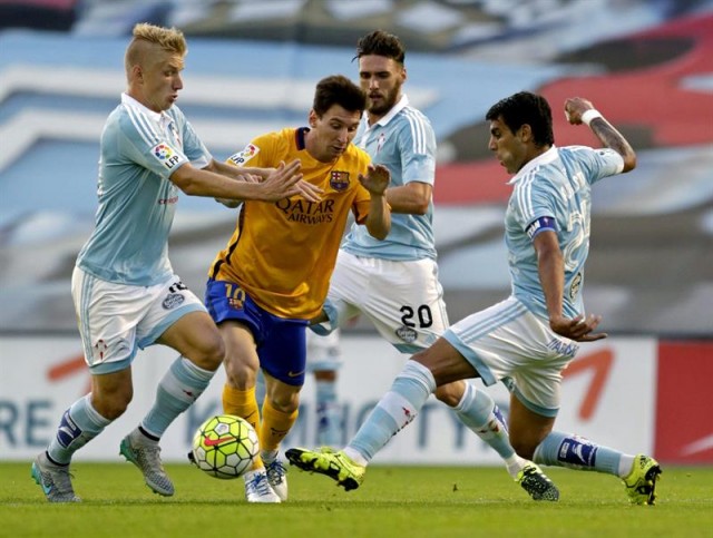  El delantero argentino del Barcelona Leo Messi (2i) rodeado de jugadores del Celta durante el partido de la quinta jornada de liga en Primera División que se disputó en el estadio de Balaídos. EFE/ Lavandeira jr