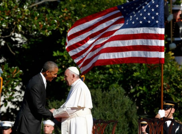 U.S. President Barack Obama (L) shakes hands with Pope Francis during a welcoming ceremony at the White House in Washington September 23, 2015. REUTERS/Tony Gentile