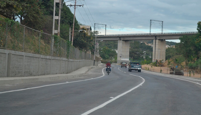 Pasajeros golpean y bajan de autobús a ladrones adolescentes en El Deleite