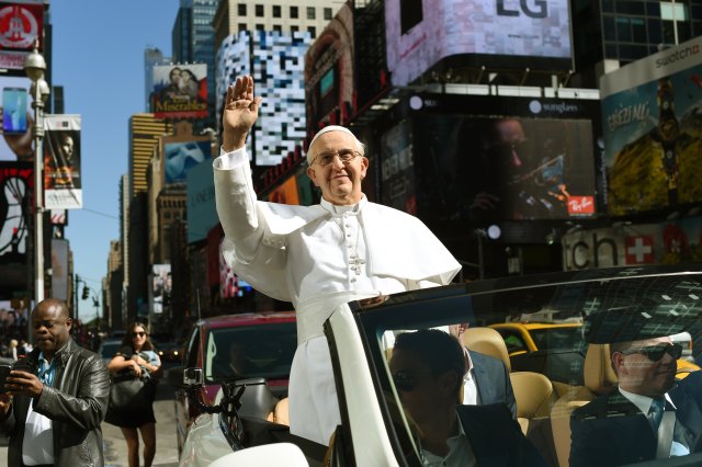 TOPSHOTS A Pope Francis mannequin rides around in a car on September 24, 2015 in Times Square as New York City waits for the arrival of the Pope to the city. AFP PHOTO /  TIMOTHY  A. CLARY