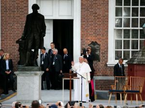 Papa Francisco a los inmigrantes: No se desanimen y no se avergüencen nunca