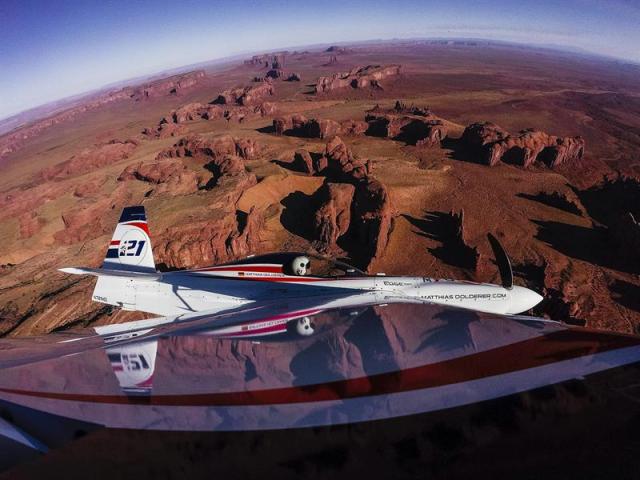 Fotografía facilitada hoy, 30 de septiembre de 2015, que muestra el vuelo del piloto Matthias Dolderer (Alemania) ayer, 29 de septiembre, sobre el Valle de los Monumentos en Estados Unidos, de camino a Las Vegas donde se celebrará la final de la competición Red Bull Air Race World Championship el próximo 18 de octubre de 2015. EFE/Joerg Mitter / Global Newsroom