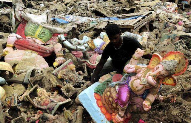 Un trabajador indio trabaja en el lugar donde cientos de esculturas de la diosa hindú Ganesha son sumergidas durante las celebraciones del Ganesh Chaturthi en el lago Ulsoor en Bangalore (India) hoy, 30 de septiembre de 2015. Los ecologistas advierten de la alta contaminación que suponen estas estatuas cubiertas de escayola y pintura que contiene mercurio, cadmio, plomo y carbón que, al sumergirlas en el agua, contaminan lagos, ríos, charcas y mares. EFE/Jagadeesh Nv