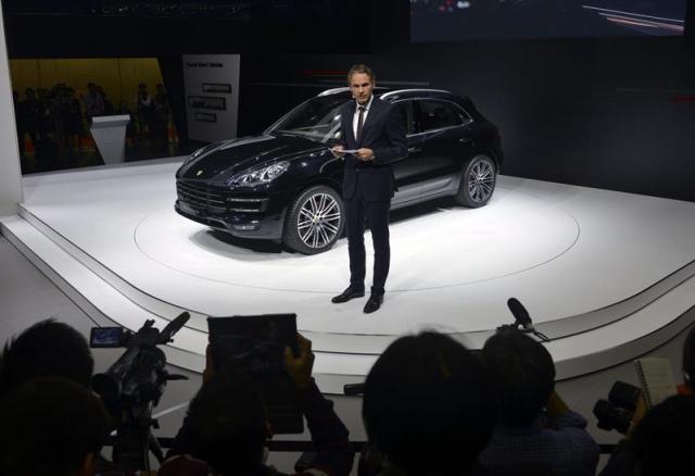 Fotografía de archivo tomada el 20 de noviembre de 2013 que muestra al entonces director de Producción y Logística de Porsche, Oliver Blume, durante la presentación del Porsche Macan Turbo en el Salón del Automóvil en Tokio (Japón). El fabricante de deportivos alemán Porsche informó hoy de que Oliver Blume será el nuevo presidente de la compañía, en sustitución de Matthias Müller, que ahora es el máximo responsable de la matriz Volkswagen. El consejo de supervisión de Porsche eligió hoy a Blume, de 47 años, nuevo presidente del productor de deportivos, un nombramiento que será efectivo desde el primero de octubre. EFE/Franck Robichon