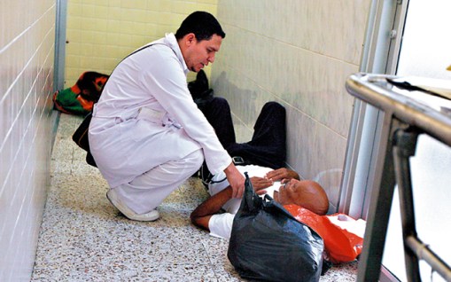 Foto: Pacientes atendidos en el piso por falta de camillas en Humnt / laverdaddemonagas.com