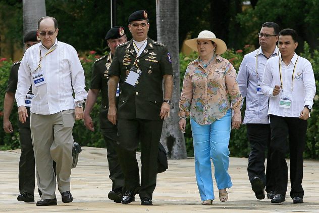 BOG502. SANTA MARTA (COLOMBIA), 02/10/2015.- El ministro de Defensa de Venezuela, general Vladimir Padrino (2-i), llega a una reunión de Seguridad y Defensa con su homólogo de Colombia Luis Carlos Villegas (no en la foto) hoy, viernes 2 de octubre de 2015, en Santa Marta (Colombia). La reunión programada entre Colombia y Venezuela es producto del cierre de la frontera que realizó unilateralmente Venezuela hace un poco más de dos meses y se desarrolla en la Quinta de San Pedro Alejandrino de Santa Marta. EFE/RICARDO MALDONADO ROZO